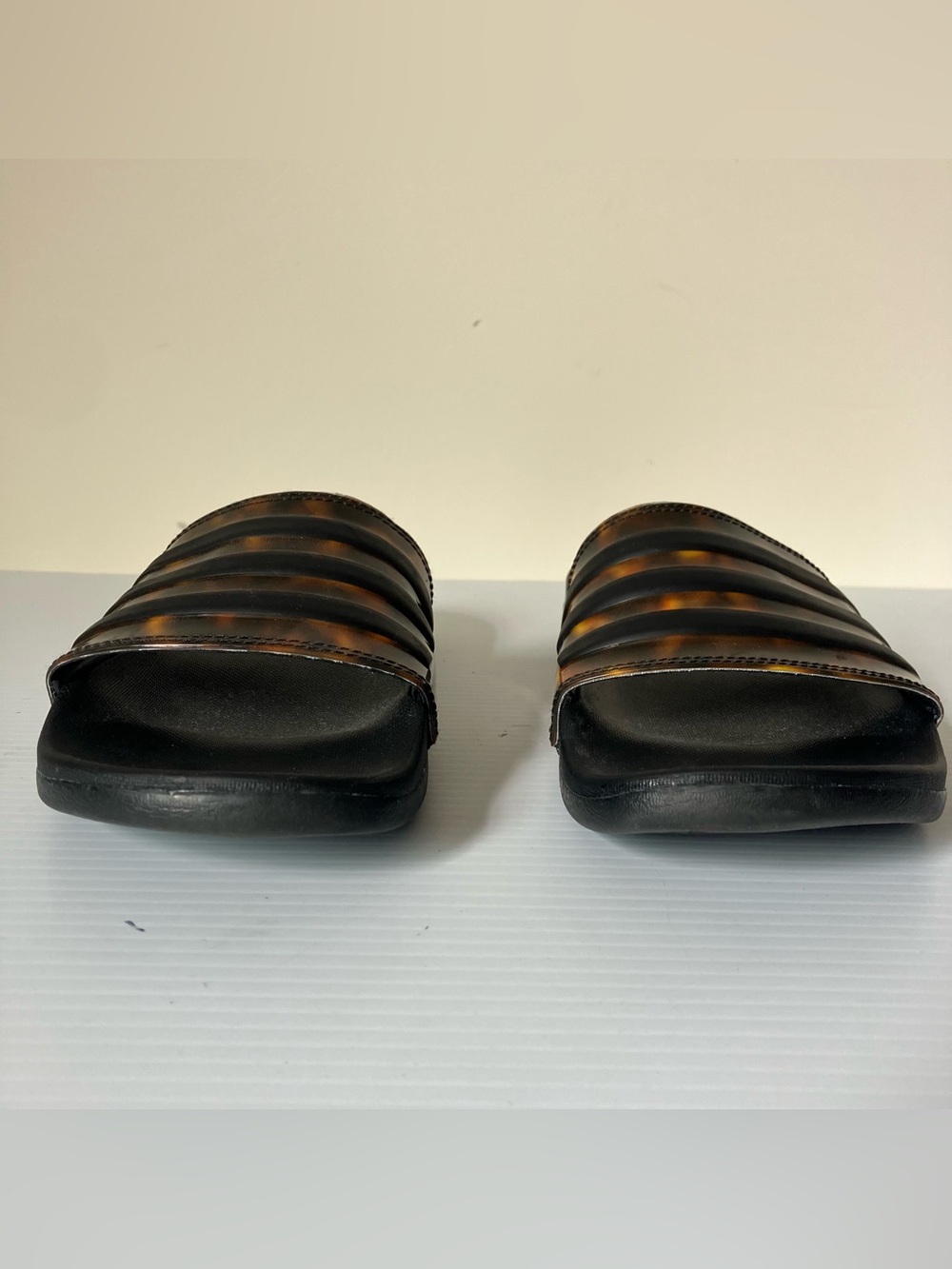 Adidas Adilette Comfort Slides Core Black and Tortoiseshell size 6 - Picture 5 of 8